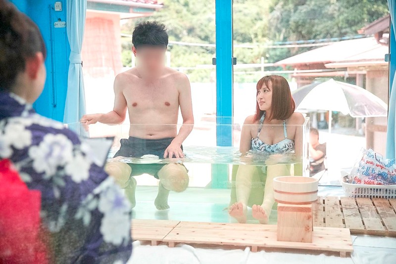 マジックミラー号 女子大生限定! 海水浴場で見つけた初対面男女がミラー号混浴温泉初体験!! お互いの裸を見せ合い素股マッサージで我を忘れた2人は出会ったばっかりなのに生挿入真正中出しまでしてしまうのか!?