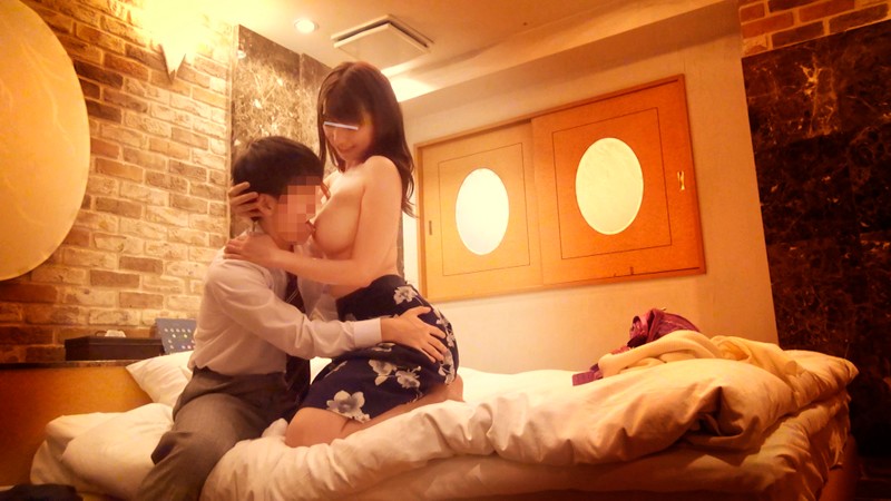 一般男女モニタリングAV 性のお悩み相談室出張特別編!旦那では満足できない絶倫巨乳妻が生まれて初めての逆ナンパ体験!童貞●校生をラブホテルに連れ込み2人っきりで1発10万円の抜かずの連続射精筆おろしに挑戦! 2 旦那のフニャチンとは違う男子●校生の爆発寸前フル…