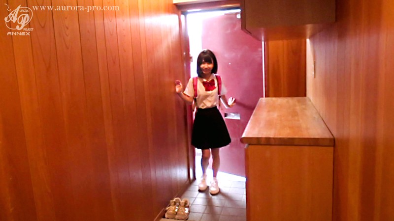 秘所を潤ませた徘徊美少女 「私、今日も親の目の届かないおじさんの部屋で、ヤラレまくってます…。」