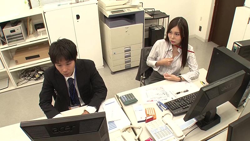 いつも上から目線の女上司と2人きりで残業に。厳しく叱られコキ使われるけど…なぜかパンチラ、胸チラ連発!困惑するも妙にソソられ勃起してしまうと…体を絡みつかせて女上司から誘ってきた!!