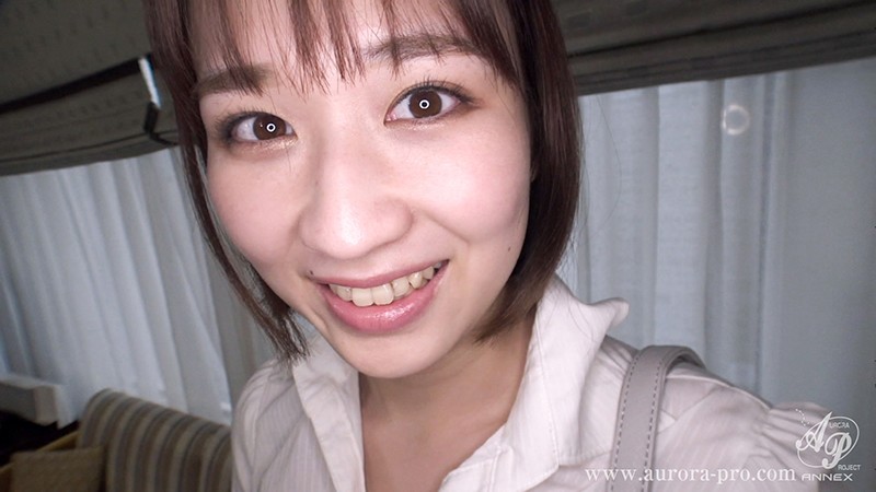 お仕事中の抜け駆けセックスにハマっている疼く子宮の淫乱TバックOL(某商社キャリア女子・Fカップ) 成海美雨