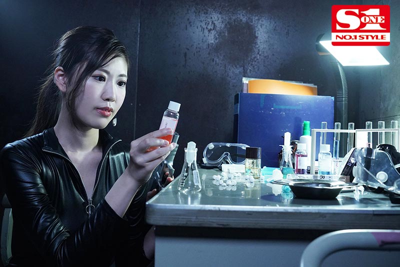 エリート捜査官を脱がさずに犯る媚薬漬け性処理女に堕ちた黄金比ボディ 花宮あむ