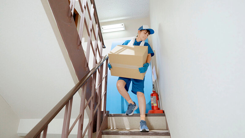 引越屋NTR ガテン系筋肉男だけの職場にただ一人の新婚アラフォー妻、若い絶倫チ○ポとの汗だくSEXにハマり肉オナホに堕ちる 本田瞳