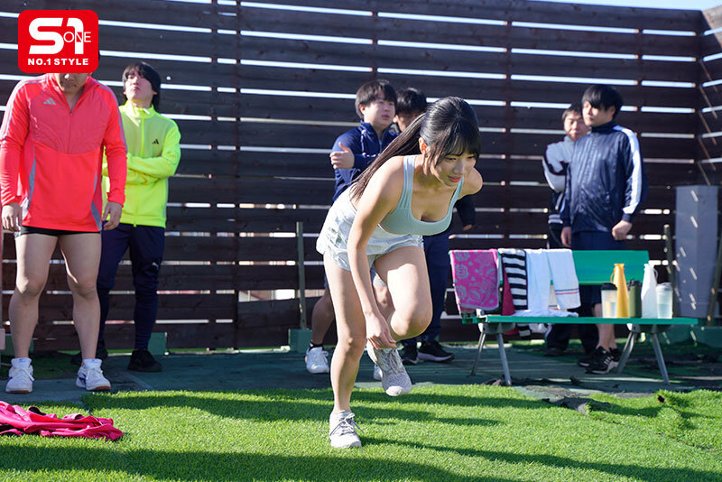 怪我で夢破れた陸上女子エースが選んだ男子選手への貢献… 顔面シャワー性処理係 「私、走っていた頃より…精子を浴びてる今の方が幸せです!」 榊原萌
