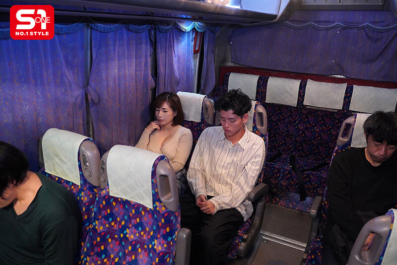 【本当に存在した夜行バス痴女】隣り合わせた謎の美女に消灯から目的地到着まで…一晩中ち●ぽ汁を絞り尽くされたんです。 (BOD)