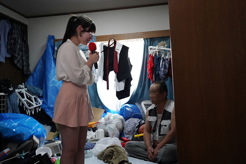 一般男女モニタリングAV アナウンサーを目指す女子大生が近隣住民を悩ませるゴミ屋敷リポートに挑戦!取材中に10年以上SEXしていない性欲満タンおじさんが暴走して異臭漂う汚チ○ポ即ハメ!溜め込んだザーメンを全て注ぎ込むまで終わらない粘着ピストンで抜かずの連続中出…